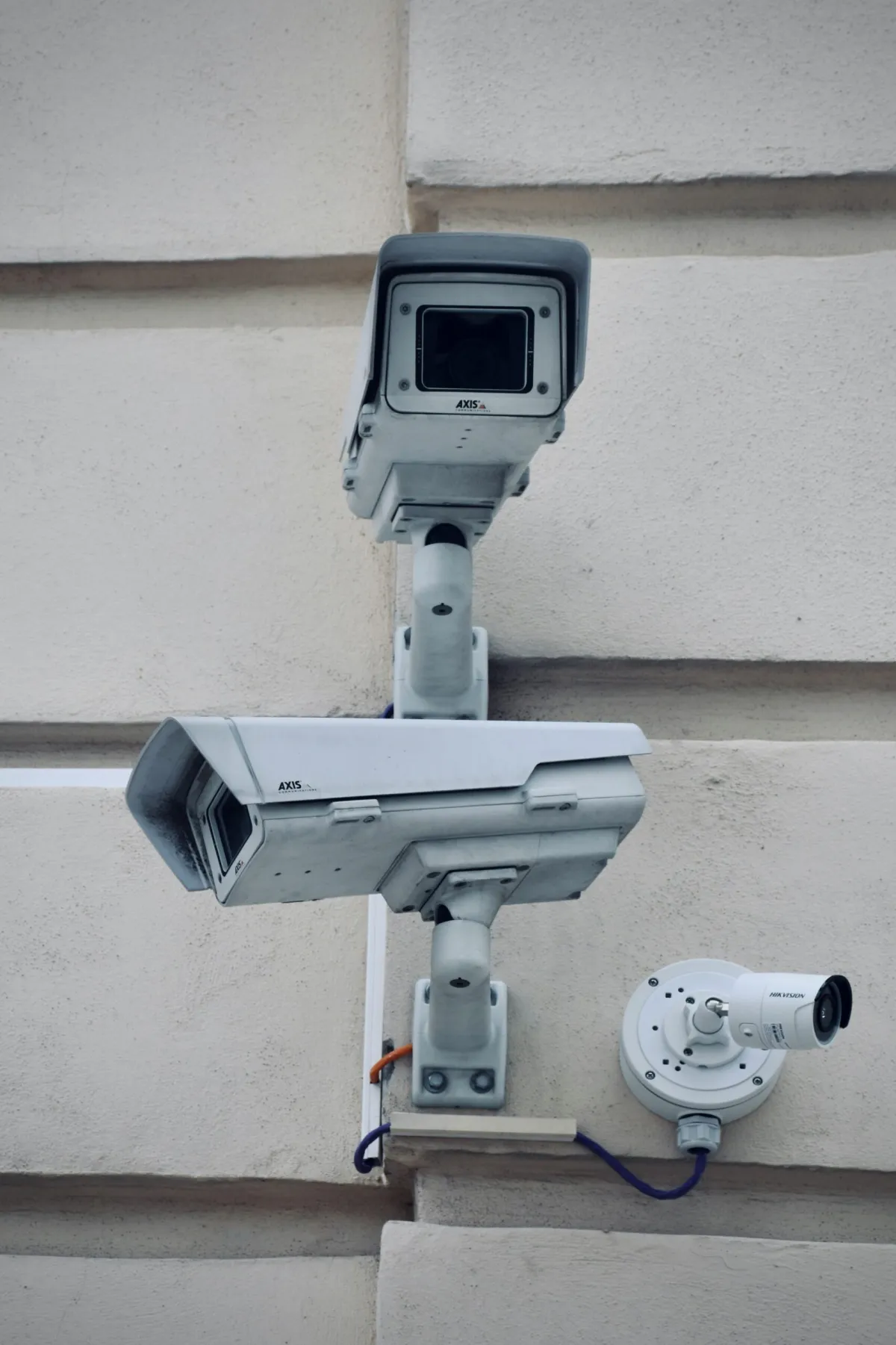 Falra szerelt biztonsági kamerák