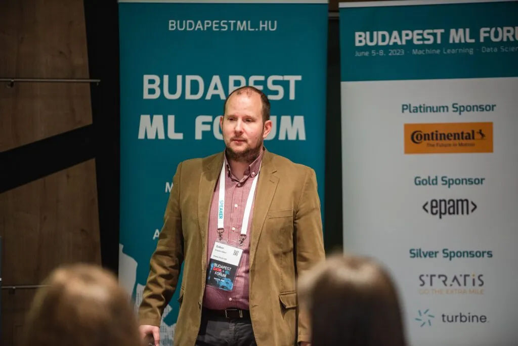 Dr. Gulyás Gábor előadás közben a Budapest ML Forumon