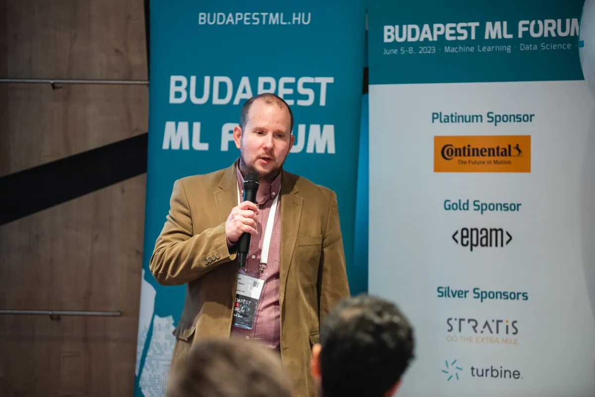Dr. Gulyás Gábor előadást tart a Budapest ML Forum színpadán